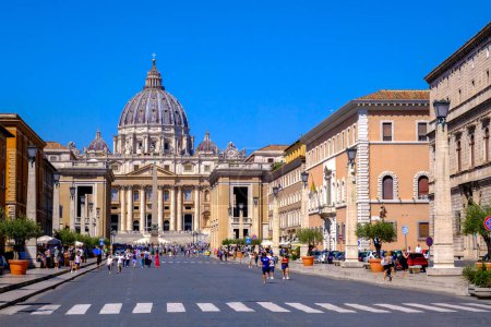 Foto de Roma, IT - 11 de agosto de 2023: Via della Conciliazione y Basílica de San Pedro - Imagen libre de derechos