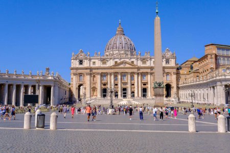 Foto de Roma, IT - 11 de agosto de 2023: Plaza de San Pedro y Basílica de San Pedro - Imagen libre de derechos