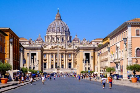 Foto de Roma, IT - 11 de agosto de 2023: Via della Conciliazione y Basílica de San Pedro - Imagen libre de derechos