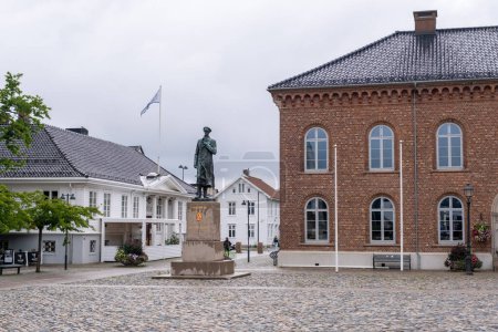 Foto de Kristiansand, Noruega - 11 de julio de 2023: Estatua de Haakon VII - Imagen libre de derechos