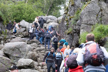 Téléchargez les photos : Songesand, Norvège - 21 juillet 2023 : Les gens grimpent pour atteindre Preikestolen Pulpit Rock - en image libre de droit
