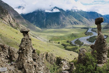 Sommerliche Steinpilze im Chulyshman Flusstal, Republik Altai, Russland. Geologisches Naturdenkmal