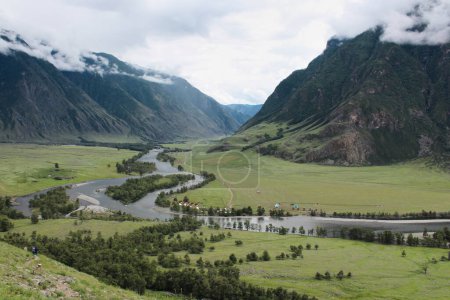 Pintoresco valle verde del río. Paisaje natural de verano, montañas en las nubes, las mejores áreas de recreación con una vista increíble. República de Altai, Siberia, Rusia.