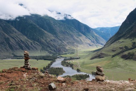 Steinpyramide im Flusstal Chulyshman. Natürliche Berglandschaft Republik Altai, Russland, Sommertag. Touristenort. Berg in Wolken. Hochwertiges Foto
