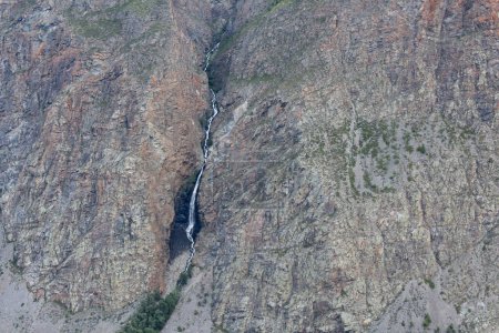 Vue du col Katu-Yaryk à la vallée de Chulyshman. Haute montagne avec cascade, saison estivale dans les montagnes de l'Altaï. 
