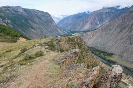 Blick vom Katu-Yaryk Pass auf das Chulyshman Tal. Hohe Berge, ein Fluss und unten. Sommersaison im Altai