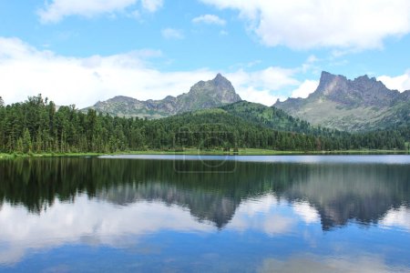 Ufer eines großen Bergsees Svetloye im Naturpark Ergaki. Sommerliche Berglandschaft bei gutem Wetter. ruhiges Wasser und symmetrische Reflexion. Sibirien, Russland. Erstaunlicher Wanderblick