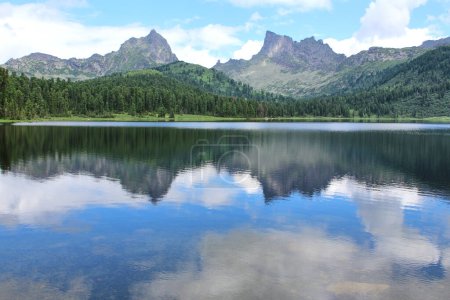 Ufer eines großen Bergsees Svetloye im Naturpark Ergaki. Sommerliche Berglandschaft bei gutem Wetter. ruhiges Wasser und symmetrische Reflexion. Sibirien, Russland. Erstaunlicher Wanderblick