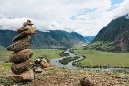 Natürliche Berglandschaft Republik Altai, Russland. Steinpyramide im Flusstal Chulyshman an Sommertagen. Touristenort. Hochwertiges Foto