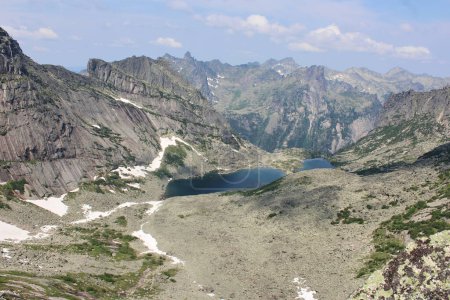 Grand paysage de montagne le jour d'été avec beau temps. Parc naturel Ergaki, lacs Tsvetnye. 