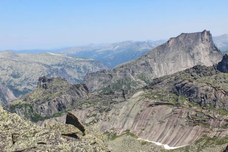 Foto de Un lugar famoso en el Parque Natural de Ergaki, Dragon 's Tooth Peak. Zub Drakona. Vista panorámica del paisaje de montaña en un día de verano. - Imagen libre de derechos