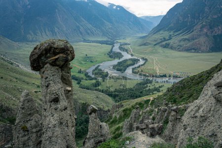 Malerisch grünes Flusstal. Sommerliche Naturlandschaft, Berge in den Wolken, beste Erholungsgebiete mit herrlicher Aussicht. Republik Altai, Sibirien, Russland.
