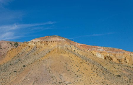 Téléchargez les photos : Montagne de grès multicolore contre le ciel bleu. mer antique - en image libre de droit