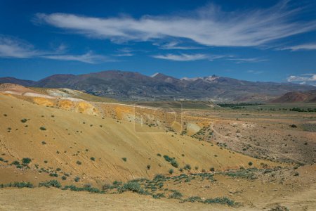 Téléchargez les photos : Kyzyl-Chin tract, Altai Mars. Canyon pittoresque avec des montagnes de différentes couleurs : rouge, jaune, orange, blanc. célèbre repère. paysage étranger - en image libre de droit