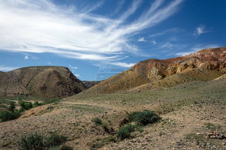 Téléchargez les photos : Altaï Mars monument touristique. Paysage de randonnée d'été. beaux nuages - en image libre de droit