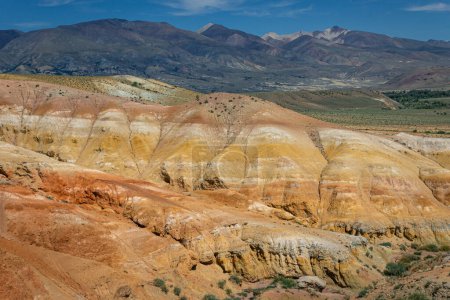 Pintoresco cañón con montañas de diferentes colores: rojo, amarillo, naranja, blanco. Tracto de Kyzyl-Chin, Altai Mars. famoso hito. paisaje extranjero