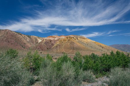 Pintoresco cañón con colinas de diferentes colores: rojo, amarillo, naranja, blanco. Tracto de Kyzyl-Chin, Altai Mars. famoso hito. paisaje alienígena con nubes increíbles