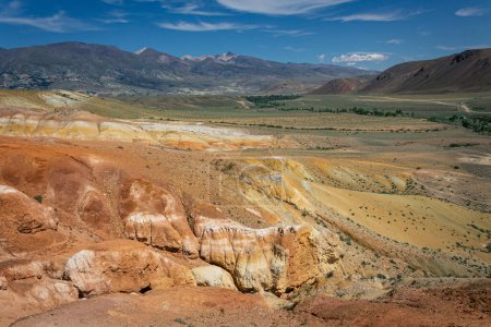 Tracto de Kyzyl-Chin, Altai Mars. Pintoresco cañón con montañas de diferentes colores: rojo, amarillo, naranja, blanco. famoso hito. paisaje extranjero