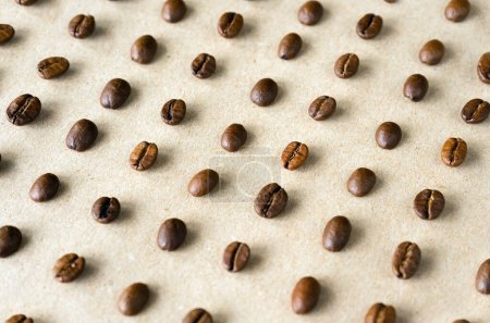 lignes obliques de grains de café couchés sur différents côtés. grains fond. 