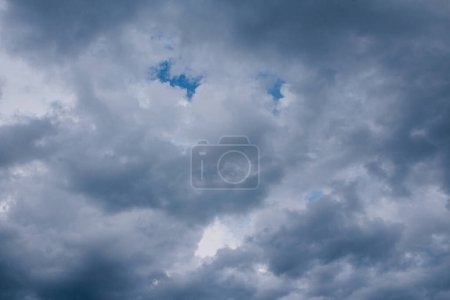 Téléchargez les photos : Nuages sombres et sombres avec des vides bleus de ciel clair. lumière du ciel - en image libre de droit