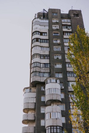 Sowjetisches mehrstöckiges Wohnhaus mit runden und rechteckigen Balkonen in verschiedenen Formen. Stadtarchitektur der GUS-Staaten. 