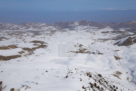 Paysage naturel, pente de montagne. Loisirs actifs, sports d'hiver. Station de ski Toguz Bulak au Kirghizistan. Téléphérique pour skieurs et snowboardeurs. 