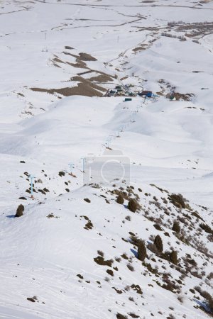 Bau einer Seilbahn für Skifahrer und Snowboarder auf dem Gipfel des Berghangs. Aktive Freizeit, Wintersport. Skigebiet Toguz Bulak in Kirgisistan. 