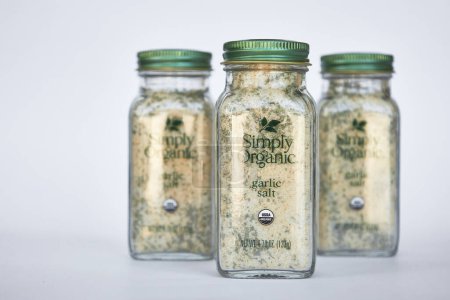 Téléchargez les photos : Assaisonnement sel ail de marque Simply Organic. Trois pots d'épices en verre. Ingrédients biologiques : sel de mer, ail, concentré de riz, persil. Boutique iHerb, achats en ligne. Bichkek, Kirghizistan - 8 déc. 2023 - en image libre de droit
