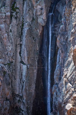 Foto de Pequeña cascada en roca, de cerca. Arroyo de agua, arroyo de montaña fluyendo. fusión primaveral de glaciares en zonas montañosas. - Imagen libre de derechos