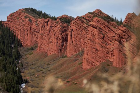 Rocas rojas siete bueyes, siete toros, garganta Jety-Oguz. Ubicación turística popular, lugar de destino de viaje, punto de referencia en Kirguistán, Jeti Oguz. Acantilado de arenisca, senderismo, paisaje de montaña, fondo natural 