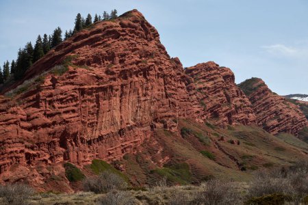 Rochers rouges falaise de grès, gorge Jety-Oguz. Emplacement touristique populaire, lieu de destination voyage Kirghizistan Jeti Oguz. randonnée montagne paysage nature arrière-plan, les conifères poussent sur le rocher
