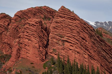 Roto Corazón de roca, rojo rocas siete 7 toros, garganta Jety-Oguz. Ubicación turística popular, lugar de destino de viaje, hito de Kirguistán, Jeti Oguz. Acantilado de arenisca, senderismo, paisaje natural