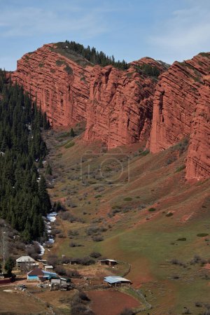 Rocas siete toros, 7 bueyes garganta Jety-Oguz. Ubicación turística popular, lugar de destino de viaje de roca roja, Kirguistán hito Jeti Oguz. Acantilado de arenisca, senderismo, paisaje de montaña, fondo natural 