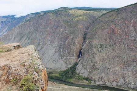 Blick vom Katu-Yaryk Pass auf das Chulyshman Tal. Hohe Berge mit einem Wasserfall, einem Fluss und einem Erholungszentrum. Sommersaison im Altai