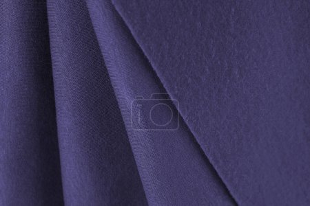 Couches de lilas éponge français, violet foncé, violet, tissu de couleur charoite. Coupe pour la couture, pied de page textile chaud, fond de texture. création de vêtements, sélection dans un magasin de tissus