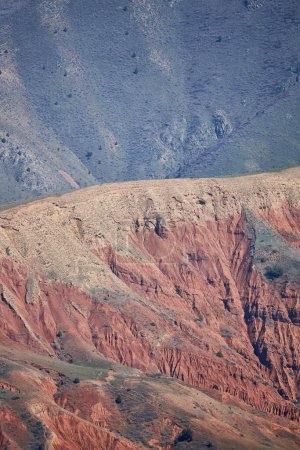 Texturiertes Gelände komplexe Muster tiefrote Farbtöne Felsschlucht. Natürliche Erosion hat eine atemberaubende Landschaft geschaffen. Licht und Schatten akzentuieren Felsspalten und Gipfel, geologisches Wunder trockener Umgebung