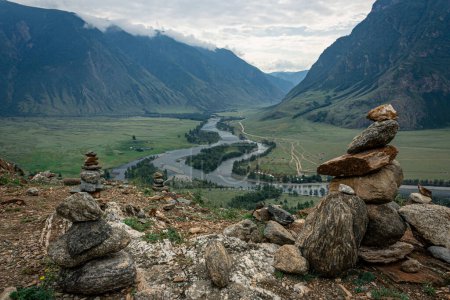 Malerisch grünes Flusstal. Sommerliche Naturlandschaft, Berge in den Wolken, beste Erholungsgebiete mit herrlicher Aussicht. Republik Altai, Sibirien, Russland.