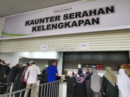 Photo for KUALA LUMPUR INTERNATIONAL AIRPORT (KLIA), SEPANG, MALAYSIA - MAY 23 2023 : Crowds of Malaysian Muslim hajj pilgrims at the airport. Performing hajj is one of the 5 pillars of Islam. - Royalty Free Image