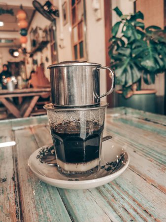Téléchargez les photos : Une vue générale du café noir vietnamien au lait concentré sucré avec filtre couleur film rétro appliqué. - en image libre de droit