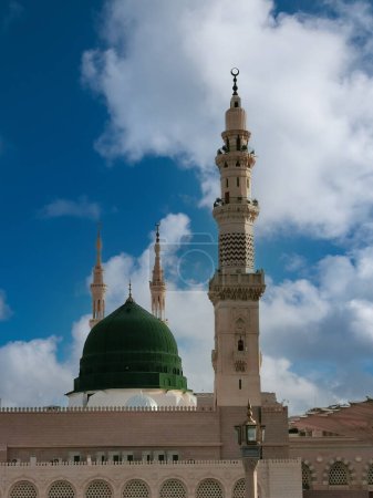 Außenansicht der Minarette und der grünen Kuppel einer Moschee, die vom Gelände genommen wurde. masjid al nabawi Minarett und grüne Kuppel in Madina, Saudi Arabien