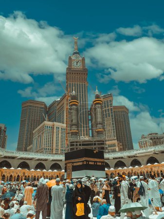 Photo for MECCA, SAUDI ARABIA-JULY 6, 2023: Unidentified Muslim pilgrims circumambulate the Kaabah in Makkah, Saudi Arabia with Abraj Al Bait (Royal Clock Tower Makkah) or Zamzam tower in the backgroud - Royalty Free Image