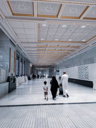 Photo for MECCA, KINGDOM OF SAUDI ARABIA-JUNE 1, 2023 : An unidentified Arab family walk inside the new King Abdullah extension in Makkah, Saudi Arabia. The new extensions expected to cost USD30 billion. - Royalty Free Image
