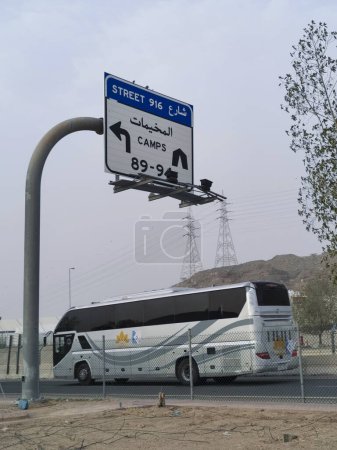 Téléchargez les photos : 26 JUIN 2023-PLAINE D'ARAFAT, MINA, ARABIE SAOUDITE : Transport en autobus spécialement affrété par les pèlerins musulmans du hajj vers leurs camps de la plaine d'Arafat à Mina, La Mecque, Royaume d'Arabie Saoudite. - en image libre de droit