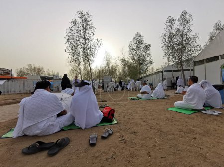 Téléchargez les photos : 27 JUIN 2023-PLAINE D'ARAFAT, MINA, ARABIE SAOUDITE : Des pèlerins de Malaisie hajj en ihram blanc supplient devant leur tente pendant la journée d'Arafah à Arafah à Mina, La Mecque, Royaume d'Arabie Saoudite. - en image libre de droit