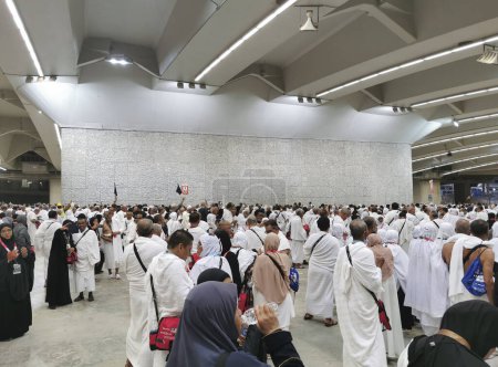 Foto de 28 JUNIO 2023-MINA, ARABIA SAUDITA: Los peregrinos musulmanes realizan un ritual de "lapidación del diablo" en uno de los pilares de la muralla (jamarah) en Mina. La lapidación del diablo es uno de los rituales para completar el hajj. - Imagen libre de derechos