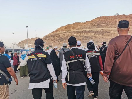 Foto de 29 JUNIO 2023 - MINA, REINO DE ARABIA SAUDITA (KSA): Peregrinos de hajj asiáticos en su mayoría indonesios y malasios caminan hacia el complejo de lapidación de demonios (jamarat) en Mina, Arabia Saudita. - Imagen libre de derechos