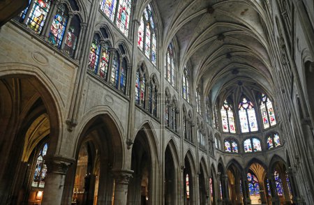Foto de Ventanas superiores con vidrieras - Iglesia de Saint-Severin - París, Francia - Imagen libre de derechos