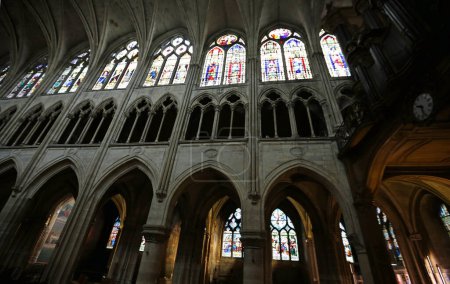 Foto de La arcada y las ventanas superiores - Iglesia de Saint-Severin - París, Francia - Imagen libre de derechos