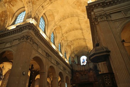 Téléchargez les photos : Le plafond et l'orgue - Saint-Nicolas-Du-Chardonnet - XVIIIe siècle - Paris, France - en image libre de droit