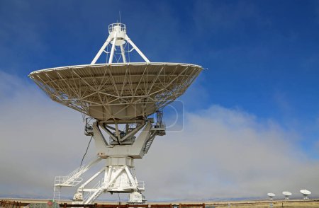 Large antenna pointing upwards - Very Large Array, New Mexico